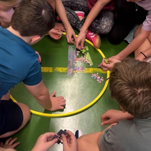 gemeinsam Puzzeln (auf dem Foto sind die Kinder der jeweiligen Klasse)