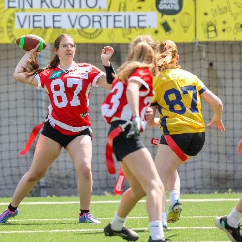 Mädchen wirft den Ball