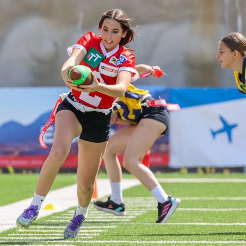 Mädchen fängt den Ball 