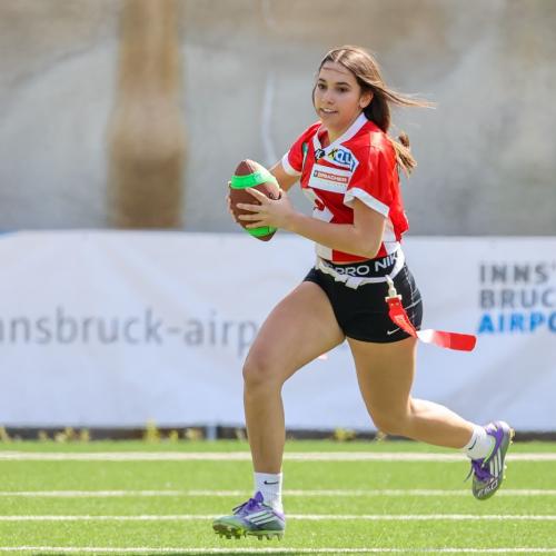 Mädchen rennt mit Ball