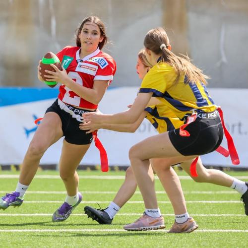 Mädchen rennt mit Ball