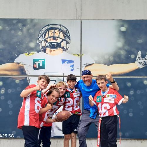 Starkes Gruppenfoto mit Trainer Gsellmann