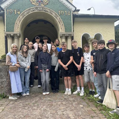 Die Schüler:innen der 4a stehen vor der Synagoge