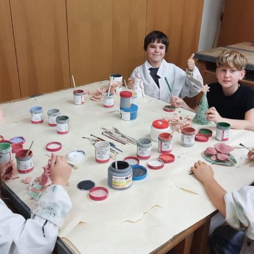 Stolze Kinder beim Anmalen