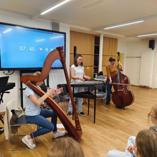 Besuch der Volksmusikgruppe "Die Vielsaitigen" im Rahmen des Kulturservice Tirol