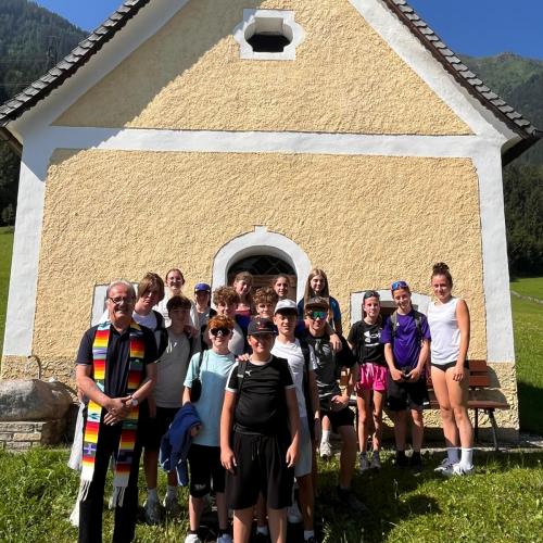 Gruppenfoto vor Kapelle
