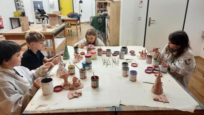 Kinder beim Gestalten