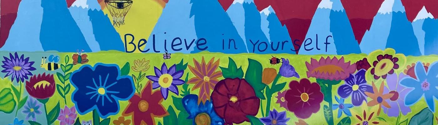 Bild mit Blumen und Bergen, Abschlusswand der 4. Klassen 2025_26