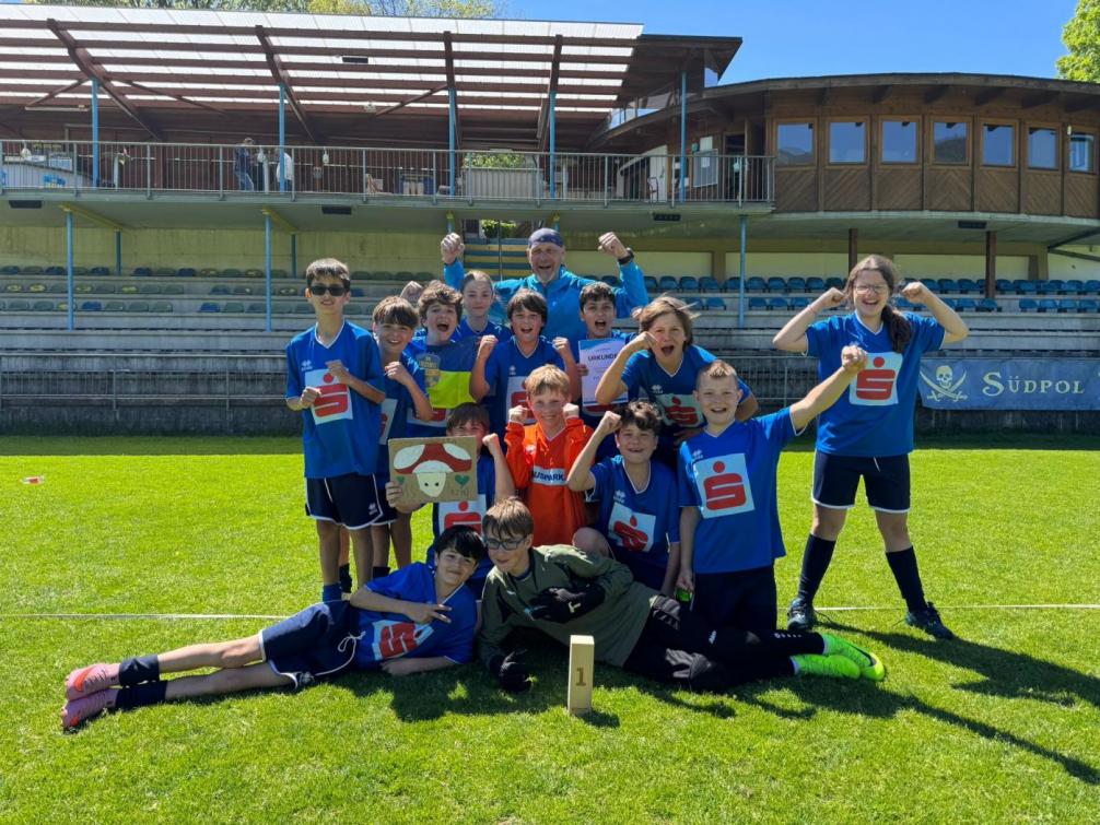 Das Bild zeigt die Mannschaft der Fußball Schülerliga