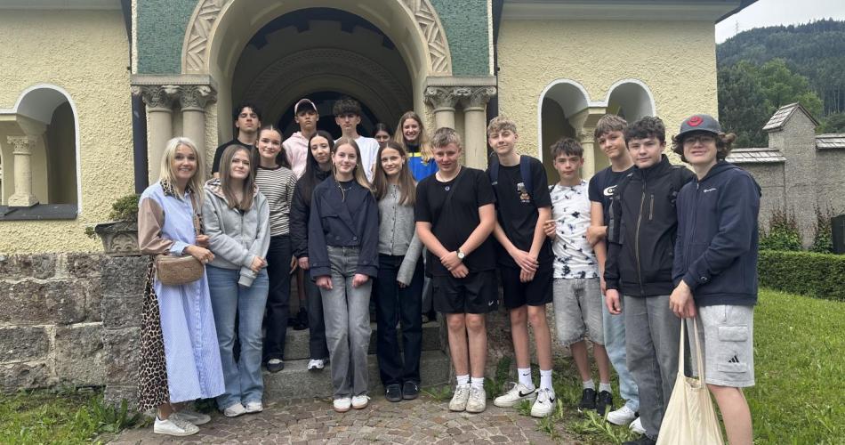 Die Schüler:innen der 4a stehen vor der Synagoge