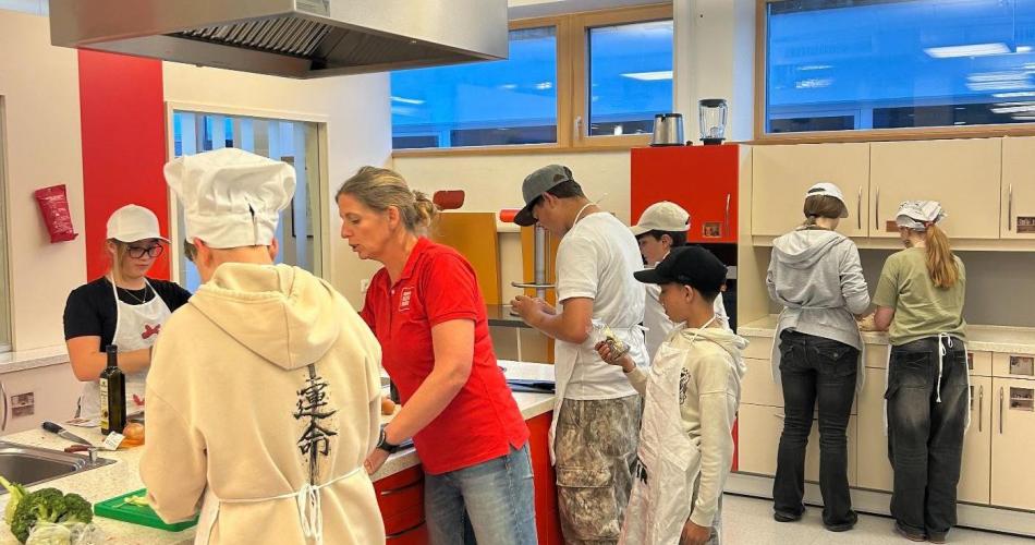 Die Schüler:Innen kochen gemeinsam